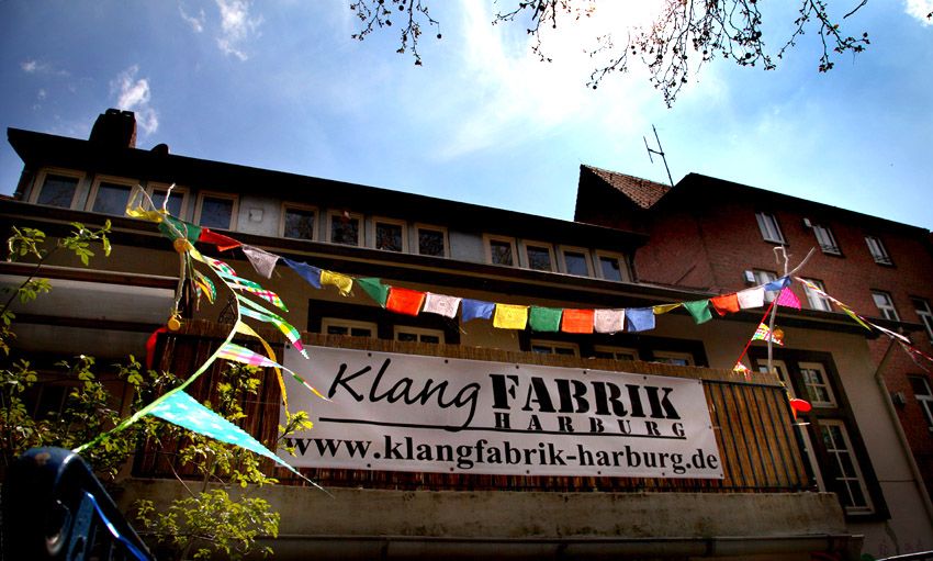 Klangfarbrik Harburg großes schild was draußen hängt