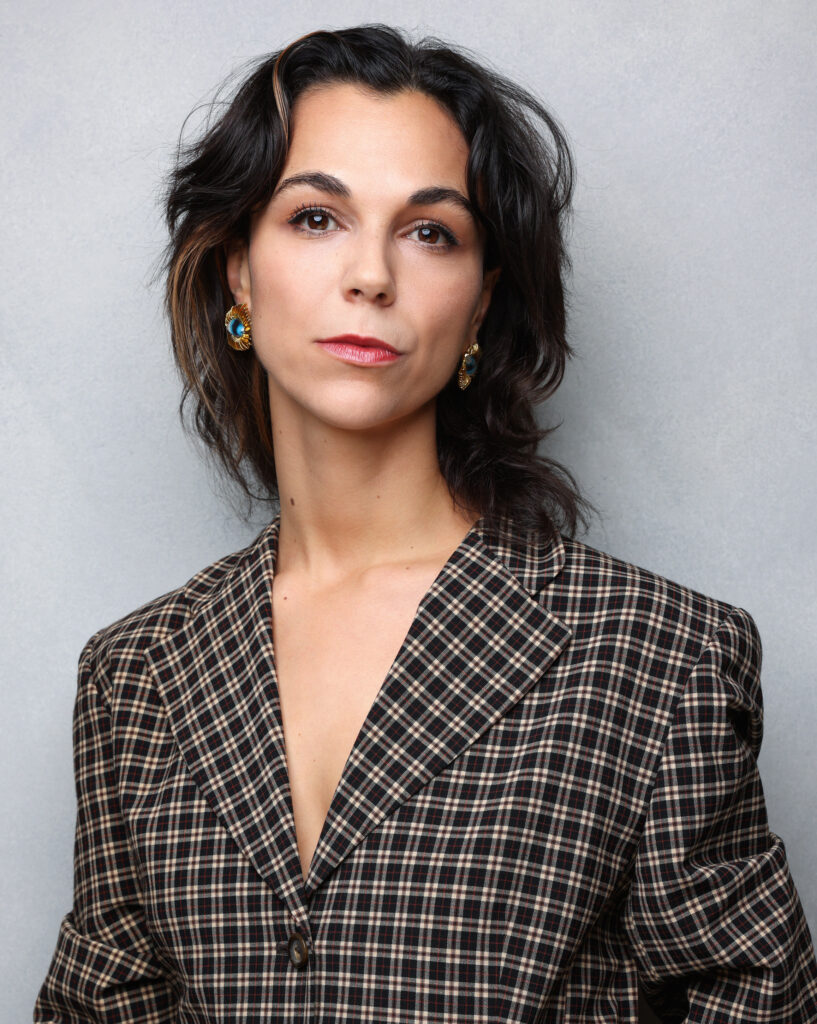 Frau die ernst in die kamera guckt