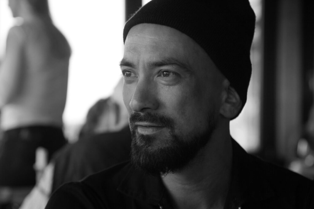 Mann guckt emotional in die weite schwarz weiß