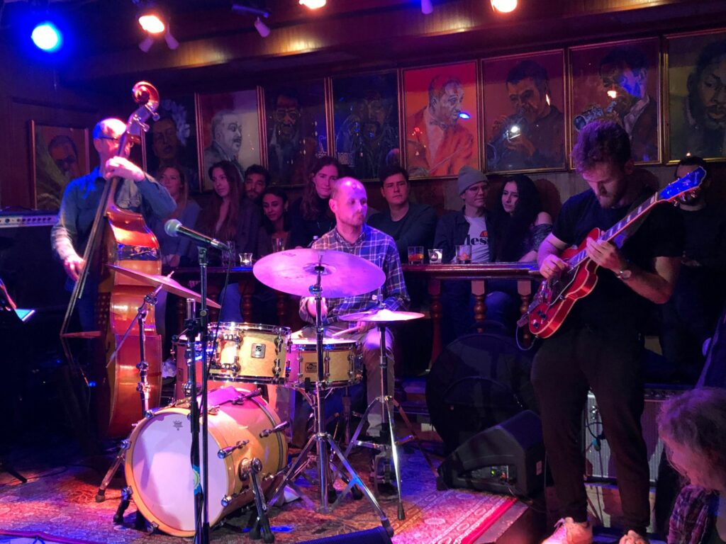 Klangfabrik in der bar am vorspielen