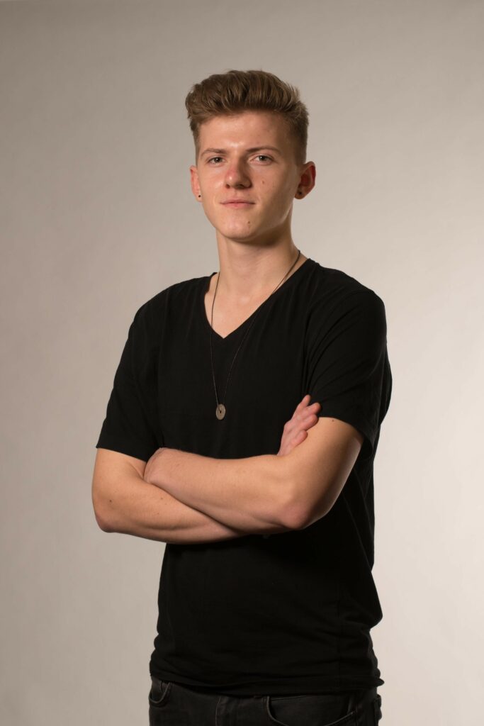 Man der zuversichtlich in die kamera guckt