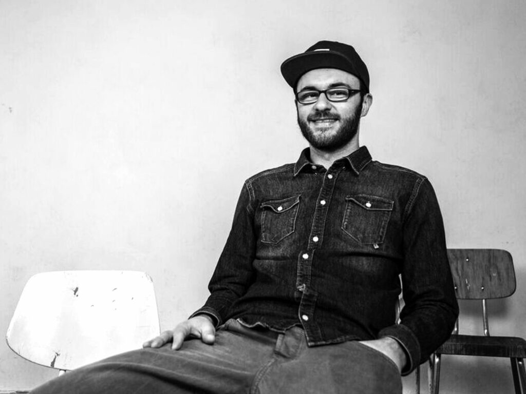 Mann der lächelt in schwarz weiß