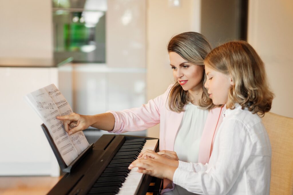 Mutter mit kind am klavier
