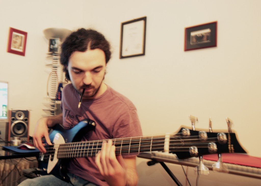 Mann soielt E-Gittare