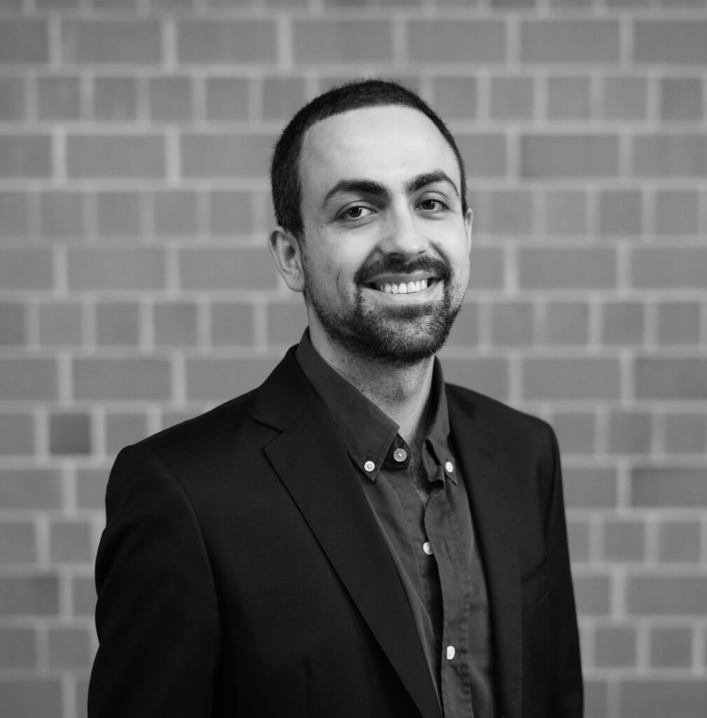 Mann mit anzug schwarz weiß lächelt in die kamera