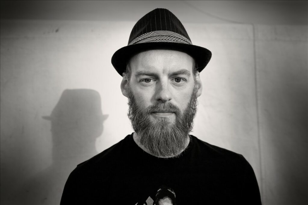 Mann schwarz weiß guckt ernst ohne emotion in die kamera