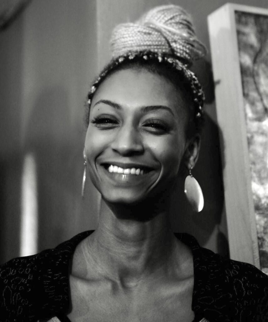 Frau Schwarz weiß lächelt in die kamera