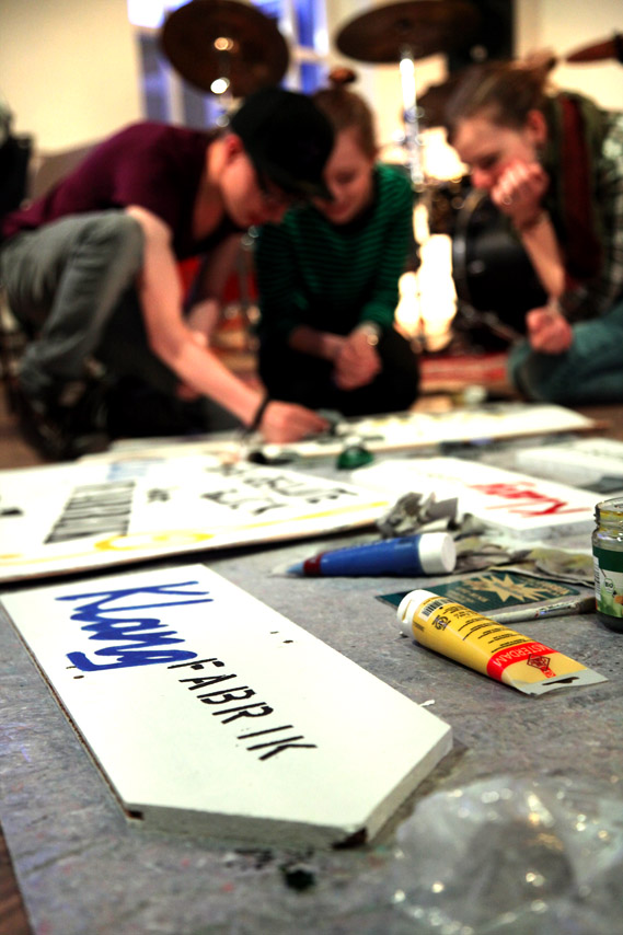 Leute die Klangfabrik schilder basteln