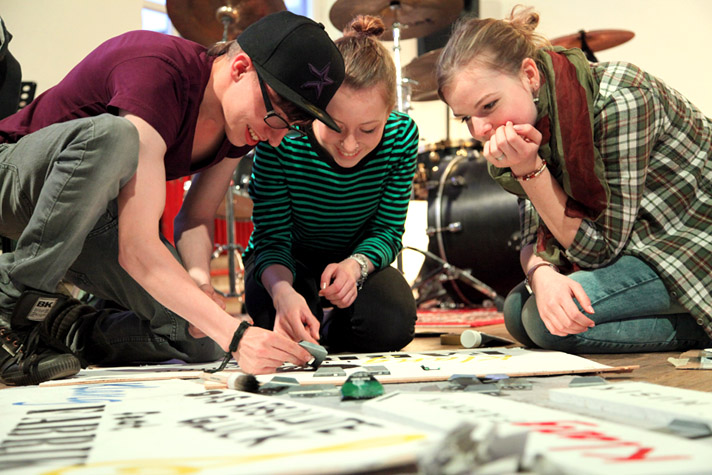 Leute die klangfabrik schilder basteln von der nähe